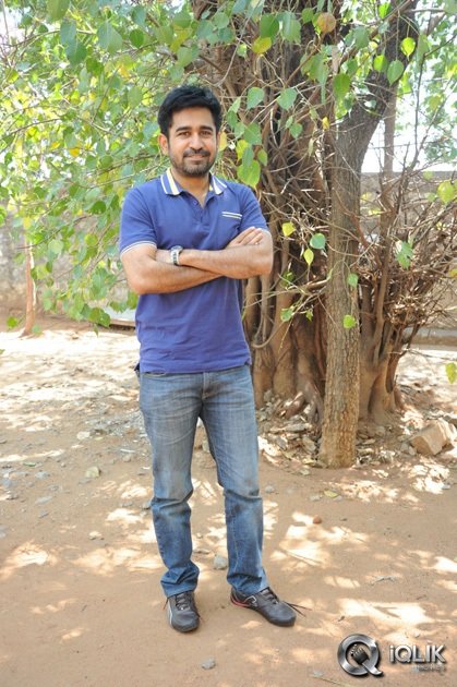 Vijay-Antony-and-Aksha-at-Dr-Saleem-Movie-Success-Meet